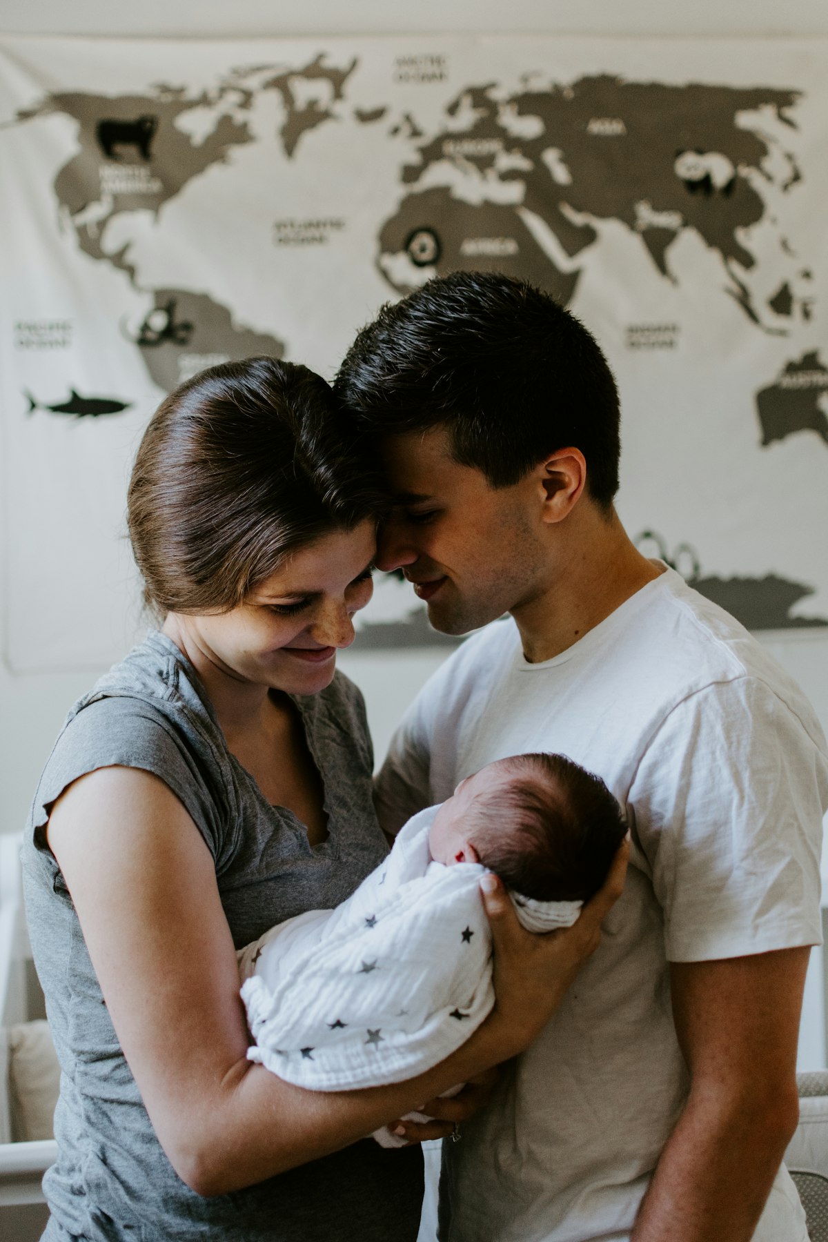 新生児を抱きしめる夫婦
