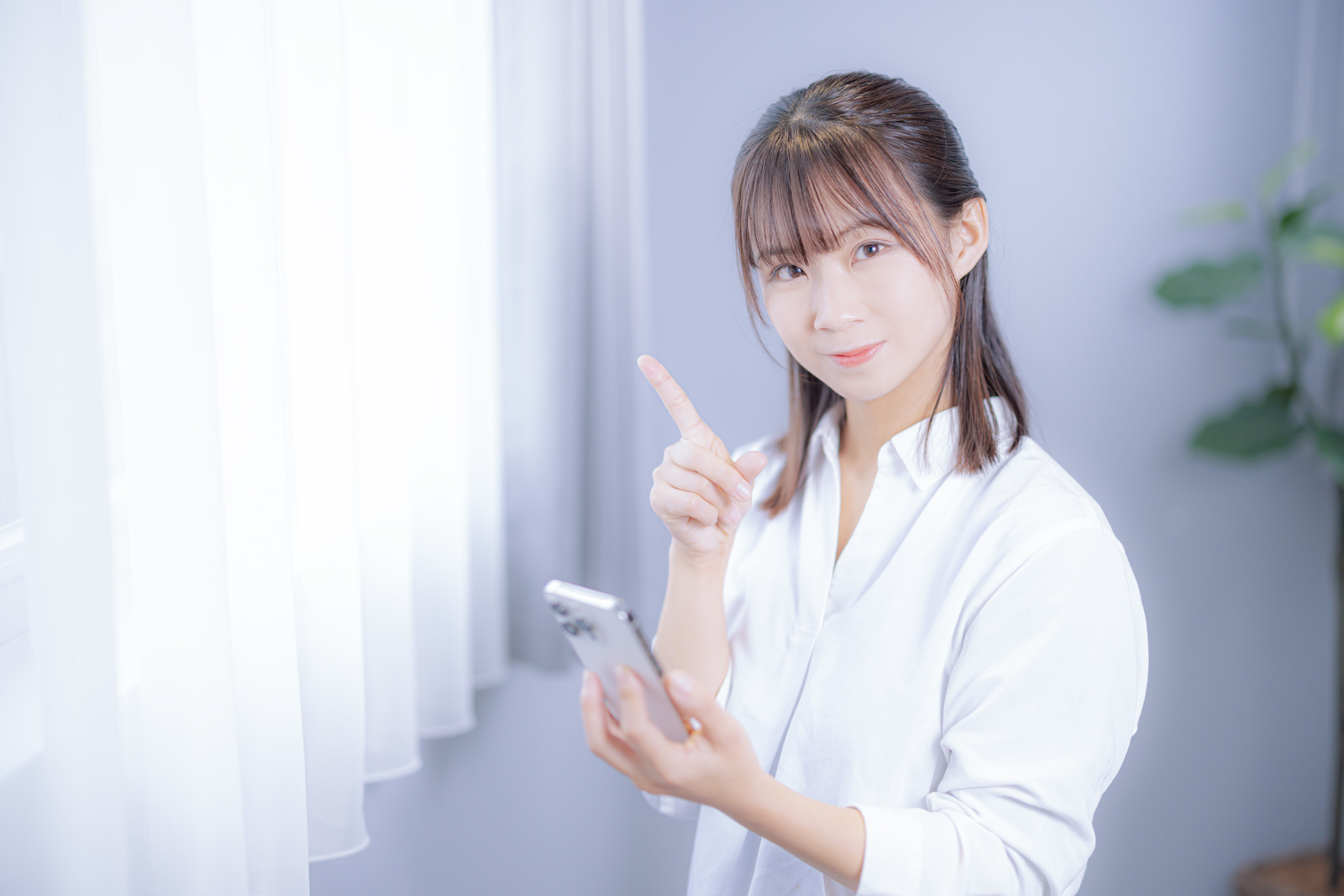 スマホで家計アプリを確認している様子