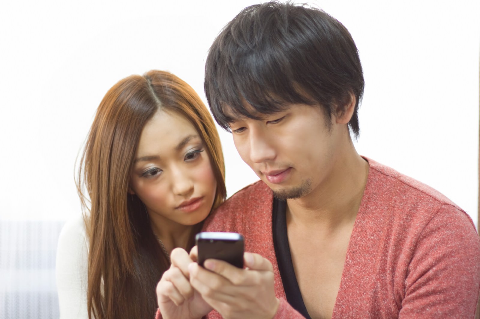 夫婦が並んでスマホを一緒に確認している様子